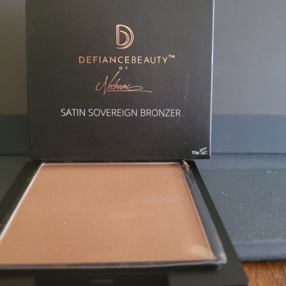 Defiance Beauty - Satin Sovereign Bronzer - Picture 1 of 2